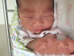 虽年过花甲，宝宝的降临却让他宛如新生